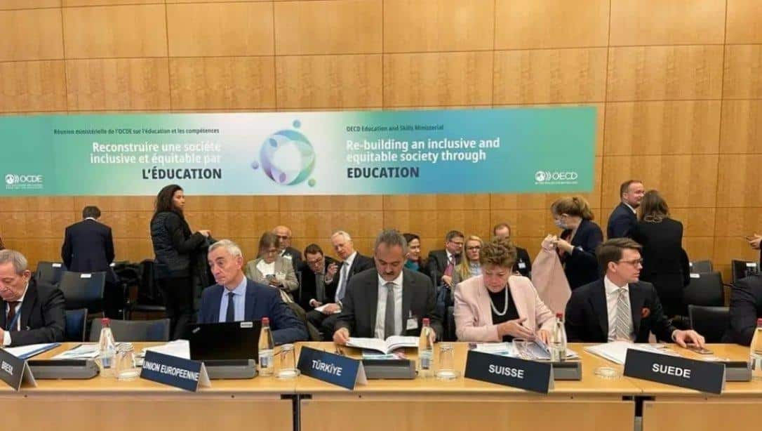 Bakan Özer, Paris'teki OECD Eğitim Bakanları Toplantısı'nda