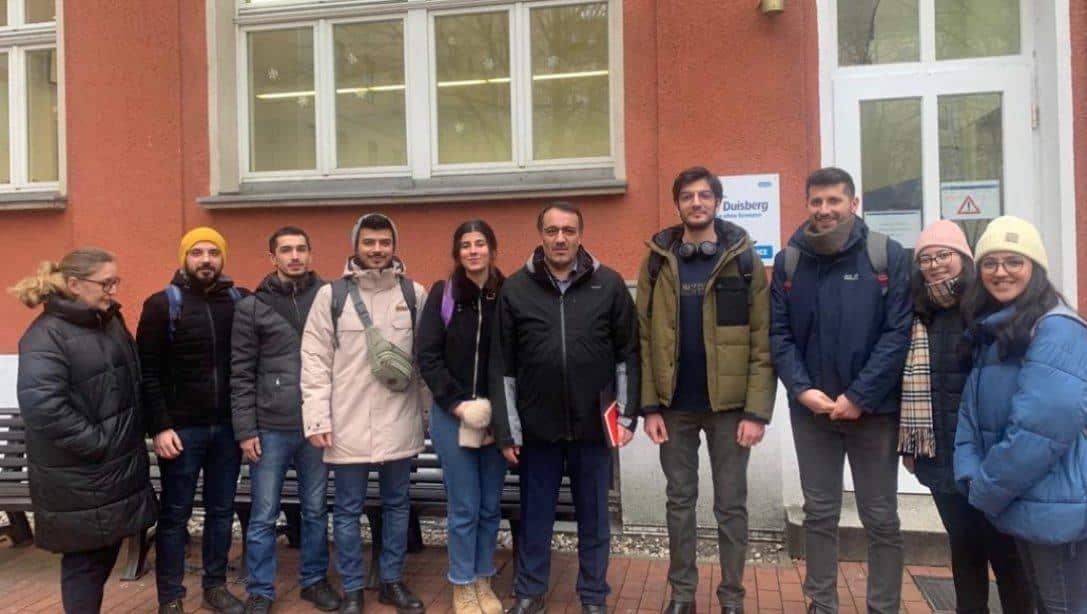 Eğitim Müşaviri V. Sayın Prof. Dr. Erdal Tanas Karagöl, Berlin'de dil kursuna devam eden burslu öğrencilerimizi ziyaret etti