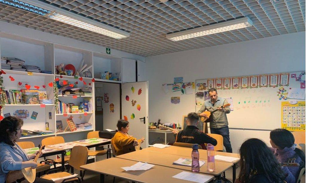 Türk Eğitim Derneğinde küçüklere gitar ve yetişkinlere Kısa Sap Bağlama kursları devam etmektedir